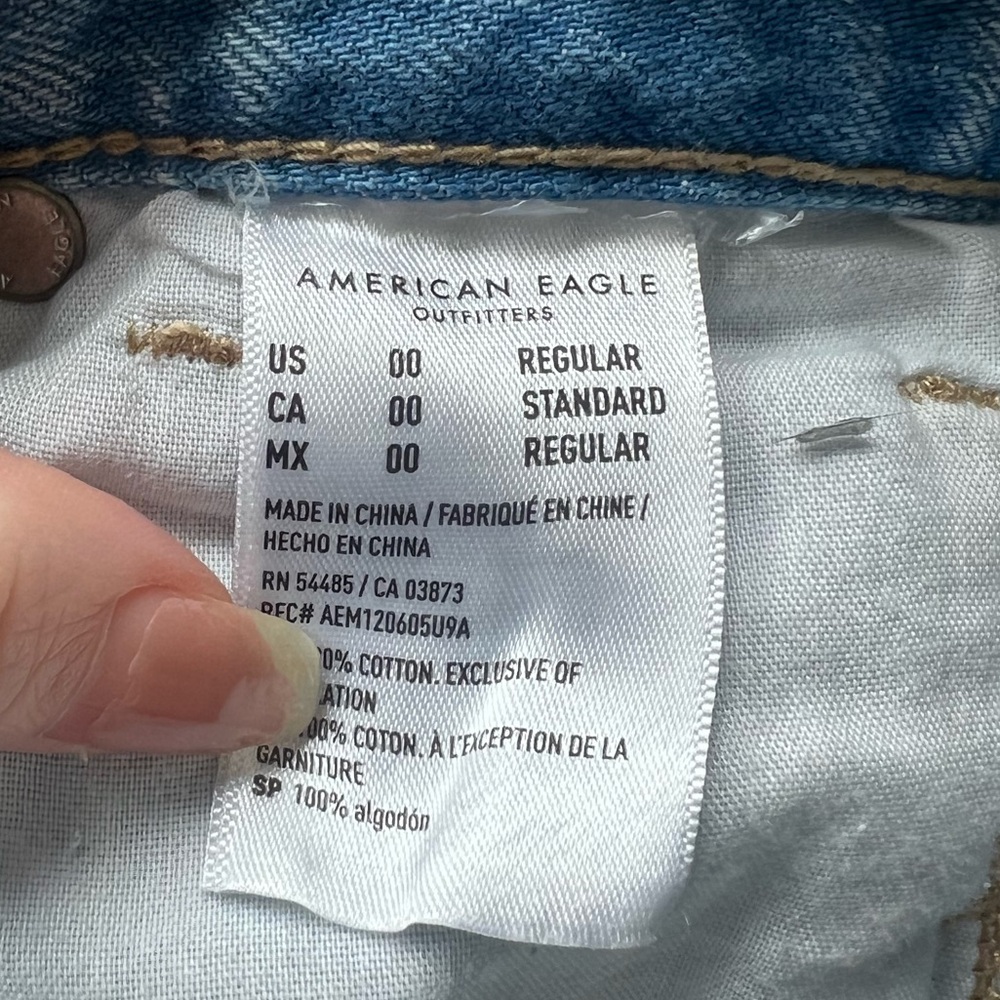 American Eagle High Rise Ripped Mom Jeans - Picture 5 of 7